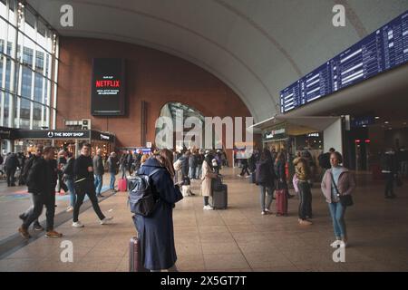 Immagine della sala principale della stazione ferroviaria di Koln Hbf, appartenente alla DB Deutschbahn, con particolare attenzione alle schermate delle partenze e degli arrivi. Foto Stock