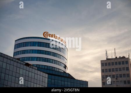 Immagine di un cartello con il logo della Continental sulla loro sede locale a Belgrado, Serbia. Continental AG, comunemente nota come Continental o collo Foto Stock