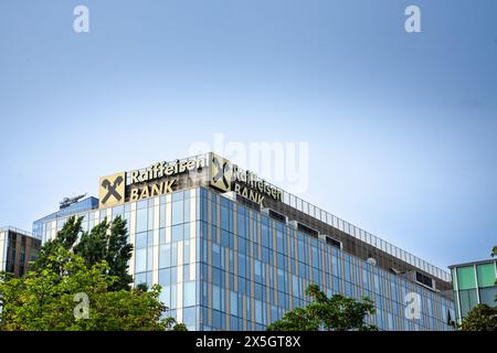 Foto di un cartello con il logo di Raiffeisen sulla sede principale della Serbia a Belgrado. Raiffeisen Bank è una banca universale sul mercato rumeno, Foto Stock