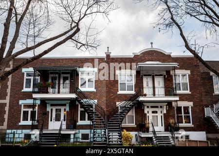 Foto di due case fatte di mattoni rossi e scale di acciaio nel quartiere di le Plateau, Quebec. Le Plateau Mont Royal è un quartiere (o arrondissement) Foto Stock