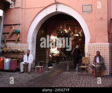 Scene di strada da Marrakech in Marocco, tra cui vicoli tortuosi attraverso il suk e il Jemma el Fnaa al tramonto Foto Stock