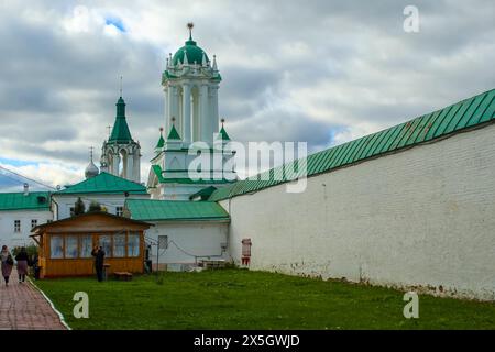 Torri dell'antico monastero Spaso-Yakovlevsky Dmitriev. Rostov Veliky, regione di Yaroslavl. Anello d'oro della Russia Foto Stock