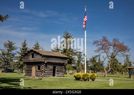 WA25215-00...WASHINGTON - Davis Blockhouse, costruita nel 1857 sull'isola di Whidbey vicino a Coupeville, ora situata nel cimitero di Sunnyside. Foto Stock