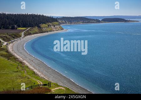 WA25220-00...WASHINGTON - Vista di Admiralty Inlet e Ebey's Landing dal Bluff Trail. Foto Stock