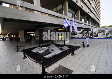 Monumento che segna il luogo dell'assassinio del primo ministro Yitzhak Rabin il 4 novembre 1995. Tel-Aviv, Israele. Foto Stock