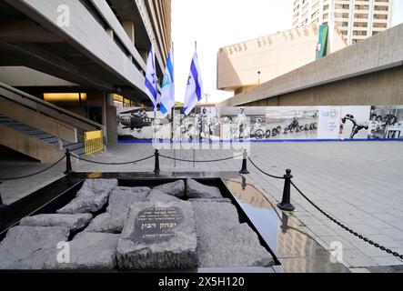 Monumento che segna il luogo dell'assassinio del primo ministro Yitzhak Rabin il 4 novembre 1995. Tel-Aviv, Israele. Foto Stock