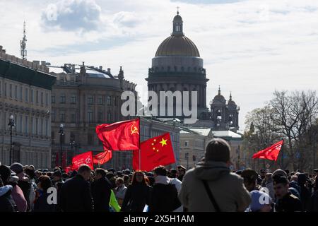 San Pietroburgo, Russia. 9 maggio 2024. Le persone detengono bandiere dell'URSS e della Cina durante la celebrazione della giornata della Vittoria, dedicata al 79° anniversario della vittoria sulla Germania nazista nella seconda guerra mondiale (foto di Andrei Bok/SOPA Images/Sipa USA) crediti: SIPA USA/Alamy Live News Foto Stock
