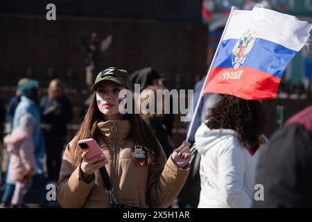 San Pietroburgo, Russia. 9 maggio 2024. Una ragazza con il simbolo "Z" tiene la bandiera russa durante la celebrazione della giornata della Vittoria, dedicata al 79° anniversario della vittoria sulla Germania nazista nella seconda guerra mondiale (foto di Andrei Bok/SOPA Images/Sipa USA) crediti: SIPA USA/Alamy Live News Foto Stock