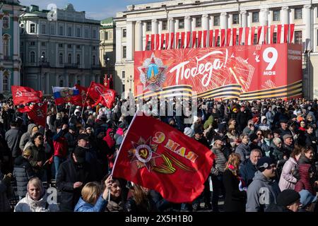 San Pietroburgo, Russia. 9 maggio 2024. Le persone tengono bandiere durante la celebrazione del giorno della Vittoria, dedicato al 79° anniversario della vittoria sulla Germania nazista nella seconda guerra mondiale (foto di Andrei Bok/SOPA Images/Sipa USA) credito: SIPA USA/Alamy Live News Foto Stock