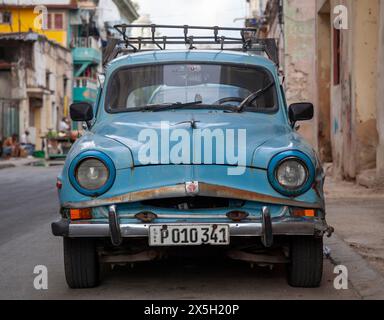 1960 Simca Aronde. Uno dei molti veicoli classici che possono essere visti in uso quotidiano in tutta Cuba. L'Avana, Cuba. Foto Stock