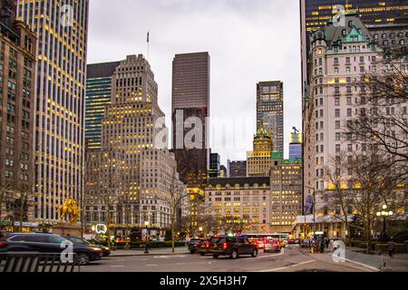 Grand Army Plaza e Fifth Ave. Al primo semaforo della sera, sulla destra troverai il Plaza Hotel, New York City Foto Stock