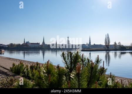 Vista sul fiume Daugava verso il castello di riga, sede del presidente lettone, la cattedrale di San Giacomo, la cattedrale di riga e la chiesa di San Pietro (da sinistra a) Foto Stock