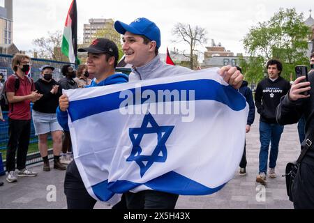 Toronto, Canada. 8 maggio 2024. Il sostenitore pro-Israele detiene una bandiera israeliana durante la manifestazione. Manifestanti pro-palestinesi e pro-Israele presso l'Università di Toronto fuori dall'accampamento studentesco che occupa il King College Circle. Sostenendo i diritti dei palestinesi, gli studenti e la facoltà mostrarono striscioni raffiguranti la situazione dei palestinesi, messaggi anti-sionisti e anti-Israele, mentre le proteste pro-Israele coinvolsero studenti e sostenitori nel far sventolare le bandiere israeliane e nel impegnarsi in dialoghi per difendere le azioni e le politiche di Israele. Credito: SOPA Images Limited/Alamy Live News Foto Stock