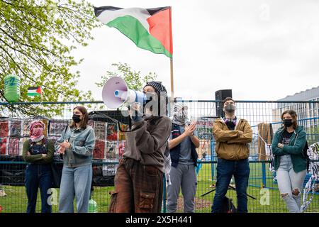 Toronto, Canada. 8 maggio 2024. Lo studente pro-palestinese parla su un megafono durante la manifestazione. Manifestanti pro-palestinesi e pro-Israele presso l'Università di Toronto fuori dall'accampamento studentesco che occupa il King College Circle. Sostenendo i diritti dei palestinesi, gli studenti e la facoltà mostrarono striscioni raffiguranti la situazione dei palestinesi, messaggi anti-sionisti e anti-Israele, mentre le proteste pro-Israele coinvolsero studenti e sostenitori nel far sventolare le bandiere israeliane e nel impegnarsi in dialoghi per difendere le azioni e le politiche di Israele. Credito: SOPA Images Limited/Alamy Live News Foto Stock