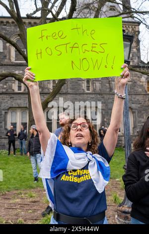 Toronto, Canada. 8 maggio 2024. Un manifestante pro-Israele tiene un cartello durante la manifestazione. Manifestanti pro-palestinesi e pro-Israele presso l'Università di Toronto fuori dall'accampamento studentesco che occupa il King College Circle. Sostenendo i diritti dei palestinesi, gli studenti e la facoltà mostrarono striscioni raffiguranti la situazione dei palestinesi, messaggi anti-sionisti e anti-Israele, mentre le proteste pro-Israele coinvolsero studenti e sostenitori nel far sventolare le bandiere israeliane e nel impegnarsi in dialoghi per difendere le azioni e le politiche di Israele. Credito: SOPA Images Limited/Alamy Live News Foto Stock