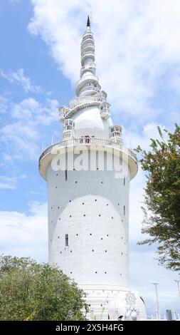 Vista della Torre di Ambuluwawa, alta 48 metri, situata sul Monte Ambuluwawa, Gampola, Kandy, Sri Lanka. Costruito tra il 1997 e il 2006 Foto Stock