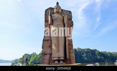 Vista della statua del Buddha, Kandy, Sri Lanka. Foto Stock