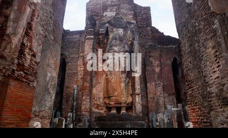 Antica statua del Buddha in piedi nel tempio di Lankatilaka, nell'antica città di Polonnaruwa, Polonnaruwa, Sri Lanka. Foto Stock