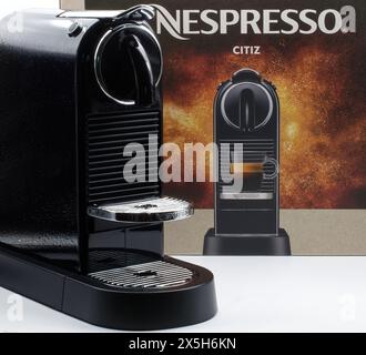 Nespresso Citiz, macchina da caffè compatta isolata su sfondo colorato Foto Stock