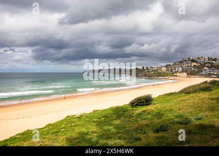 Curl Curl Beach, una delle spiagge settentrionali di Sydney, si affaccia a sud lungo la spiaggia fino a North Head Manly, Sydney, NSW, Australia in un giorno tempestoso d'autunno Foto Stock