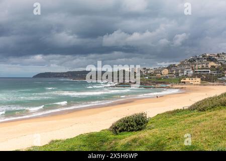 Curl Curl Beach, una delle spiagge settentrionali di Sydney, si affaccia a sud lungo la spiaggia fino a North Head Manly, Sydney, NSW, Australia in un giorno tempestoso d'autunno Foto Stock