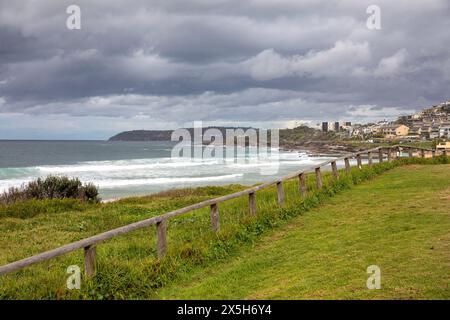 Curl Curl Beach, una delle spiagge settentrionali di Sydney, si affaccia a sud lungo la spiaggia fino a North Head Manly, Sydney, NSW, Australia in un giorno tempestoso d'autunno Foto Stock