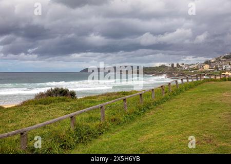 Curl Curl Beach, una delle spiagge settentrionali di Sydney, si affaccia a sud lungo la spiaggia fino a North Head Manly, Sydney, NSW, Australia in un giorno tempestoso d'autunno Foto Stock