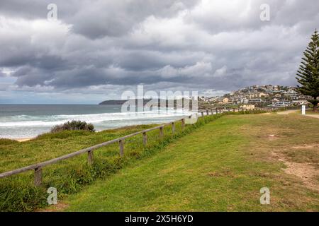 Curl Curl Beach, una delle spiagge settentrionali di Sydney, si affaccia a sud lungo la spiaggia fino a North Head Manly, Sydney, NSW, Australia in un giorno tempestoso d'autunno Foto Stock