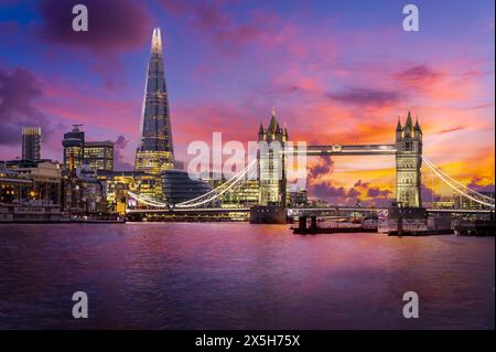 Scopri lo skyline mozzafiato di Londra con The Shard, Tower Bridge e il fiume Tamigi Foto Stock