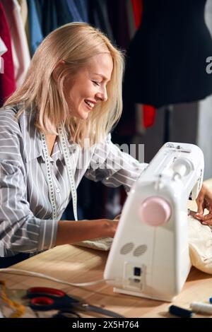 Designer crea il suo proprio motivo e abbigliamento, vicino la vista laterale foto.sarta divertendosi al luogo di lavoro Foto Stock