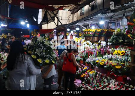 Città del Messico, Messico. 9 maggio 2024. Le persone scelgono composizioni floreali al mercato Jamaiquita di Iztapalapa che vengono offerte alle persone prima delle celebrazioni della festa della mamma. Il 9 maggio 2024 a città del Messico, Messico. (Foto di Carlos Santiago/ Eyepix Group/Sipa USA) credito: SIPA USA/Alamy Live News Foto Stock