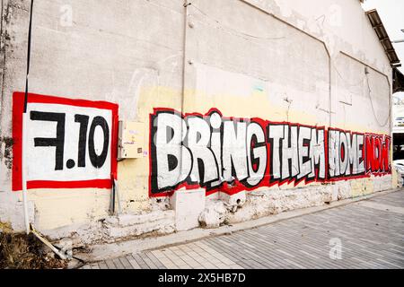 Tel Aviv, Israele - 15 marzo 2024. Porta i graffiti Home sul muro Foto Stock