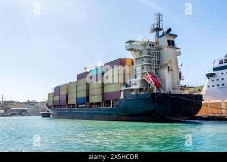 Nave portacontainer, nave da carico nave che trasporta container e che viaggia per importazione tecnologia di concetto di esportazione trasporto merci marittimo da Express SH Foto Stock