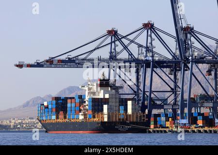 Aqaba. 9 maggio 2024. Questa foto scattata il 9 maggio 2024 mostra una vista del porto di Aqaba, in Giordania. Il porto di Aqaba, l'unico porto marittimo in Giordania, è stato drasticamente colpito dalla situazione del Mar Rosso e dal conflitto in corso a Gaza. Crediti: Mohammad Abu Ghosh/Xinhua/Alamy Live News Foto Stock