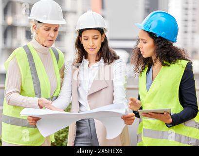 Ingegneria, donne o progetti per cantieri edili, lavoro di squadra o architettura con conversazione. Gruppo, personale o leader con dipendenti, documenti o. Foto Stock