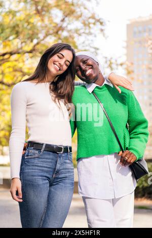 due giovani donne sorridenti felici guardando la macchina fotografica Foto Stock
