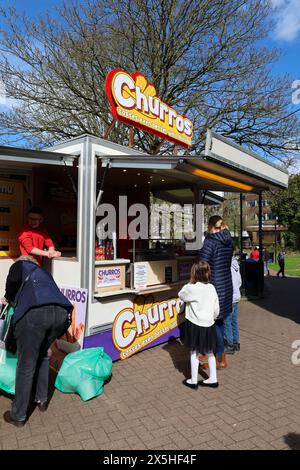 Salisbury, Inghilterra - 29 marzo 2024: Gustosi churros in vendita in un chiosco di Salisbury Foto Stock