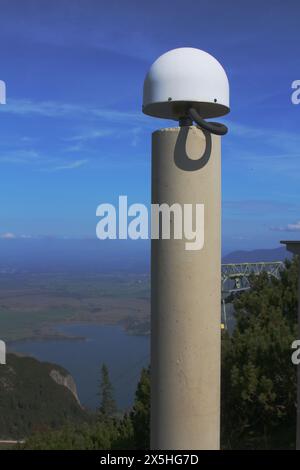 Antenna GPS per misurazioni geodetiche su un picco di montagna (Fahrenberg, Baviera, Germania) Foto Stock