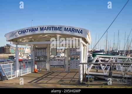 Ingresso al porto marittimo di Chatham sulla costa del kent Foto Stock