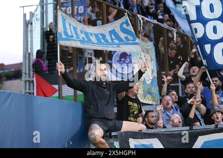 Europa League: Atalanta BC vs Olympique Marsiglia Italia, Bergamo, 9 maggio 2024: I tifosi di O. Marsiglia sventolano le bandiere e mostrano striscioni negli stand durante la partita di calcio Atalanta BC vs O. Marsiglia, Europa League semifinale 2a gamba Stadio Gewiss Bergamo Lombardia Italia Copyright: XFabrizioxAndreaxBertanix Foto Stock