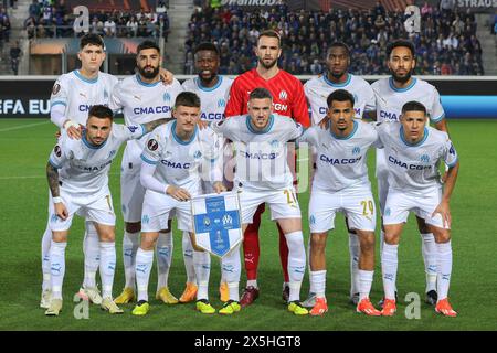 Europa League: Atalanta BC vs Olympique Marseille Italia, Bergamo, 9 maggio 2024: Squadra di O. Marseille Pau Lopez, Samuel Gigot, Leonardo Balerdi, Chancel Mbemba, Quentin Merlin, Jordan Veretout, Geoffrey Kondogbia, Jonathan Clauss, Amine Harit, Iliman Ndiaye, Pierre-Emerick Aubameyang in campo centrale per foto di squadra durante la partita di calcio Atalanta BC vs O. Marseille, Europa League semifinale 2° gamba Stadio Gewiss Bergamo Lombardia Italia Copyright: xFabrizioxAndreaxBertanix Foto Stock