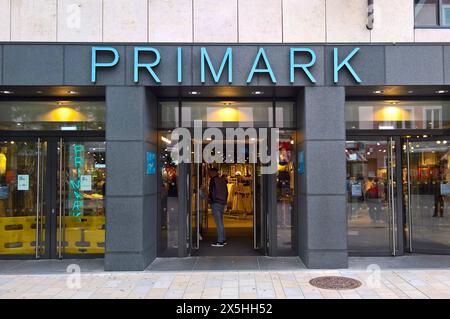 Primark ist ein International tätiger Textil-Discounter mit Hauptsitz a Dublino in der Republik Irland. In Primark-Filialen, Die in der Regel mehrere Tausend Quadratmeter Verkaufsfläche bieten, werden Textilien, Schuhe und Accessoires für Damen, Herren und Kinder sowie Artikel für den Wohnbedarf und Kosmetik zu niedrigen Preisen verkauft. Foto: Primark-Filiale a Ingolstadt *** Primark è un rivenditore internazionale di abbigliamento a prezzi scontati con sede a Dublino, nella Repubblica d'Irlanda, i negozi Primark, che generalmente offrono diverse migliaia di metri quadrati di spazio al dettaglio, vendono tessuti, scarpe e AC Foto Stock