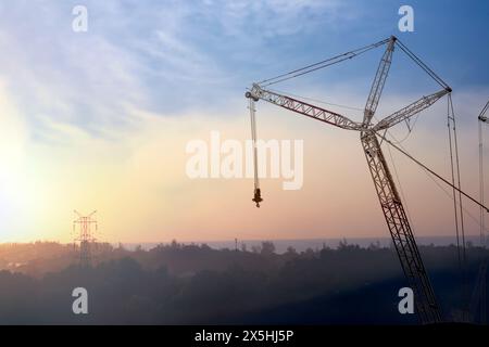 il sollevamento con gru a torre, il sollevamento con gru mobile e il braccio a braccio dell'elemento della gru sono tutti menzionati come concetto pratico del cantiere Foto Stock