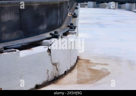 Incrinatura del calcestruzzo alla base della BMU per la macchina per la manutenzione Foto Stock