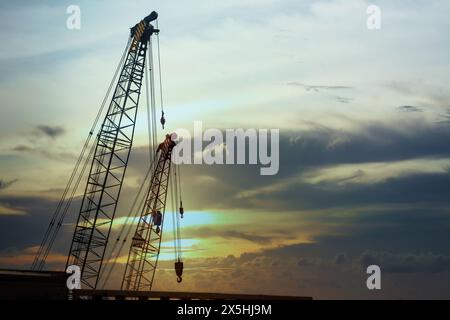 il sollevamento con gru a torre, il sollevamento con gru mobile e il braccio a braccio dell'elemento della gru sono tutti menzionati come concetto pratico del cantiere Foto Stock