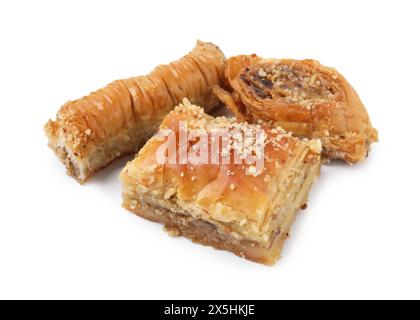 Dolci orientali. Pezzi di gustoso baklava isolati su bianco Foto Stock