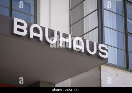 Dessau, Germania - 9 maggio. 2024: Veduta del Bauhaus, ex casa della scuola di design che ha fondato il modernismo, a Dessau, Germania Foto Stock