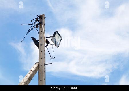 La cella solare e l'illuminazione a LED che è energia verde. ci sono 2 luci e un palo con rinforzo sul palo. Foto Stock