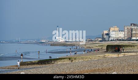 Brighton Regno Unito 10 maggio 2024 - le spiagge di Brighton e Hove sono già affollate con i visitatori di prima mattina, dato che le temperature sono previste per raggiungere i 26 gradi in alcune parti della Gran Bretagna oggi : Credit Simon Dack / Alamy Live News Foto Stock