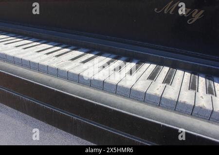 Tyler TX - 4 gennaio 2024: Cripta nel Rose Hill Cemetery progettata per sembrare un pianoforte. Tomba di Madge Ward situata a Tyler, Texas Foto Stock